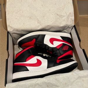 Jordan 1 Mid
White Black Red (2022)